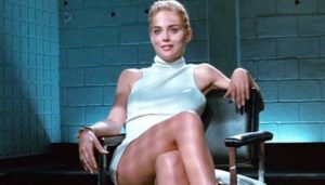 La celebre scena di Sharon Stone che accavalla le gambe in Basic Instinct